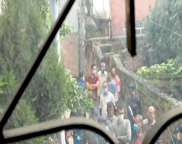 बानेश्वरमा धम्कीसहित स्थानीयले गरे डाक्टर–नर्स बसेको घर घेराउ