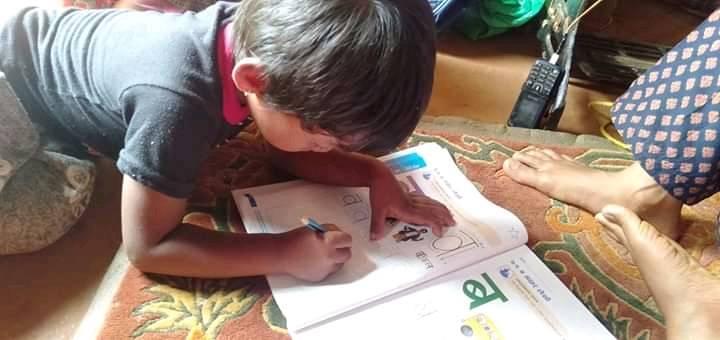 वैकल्पिक सिकाइ : मोबाइलमा रेडियो सुन्दै पढ्दै