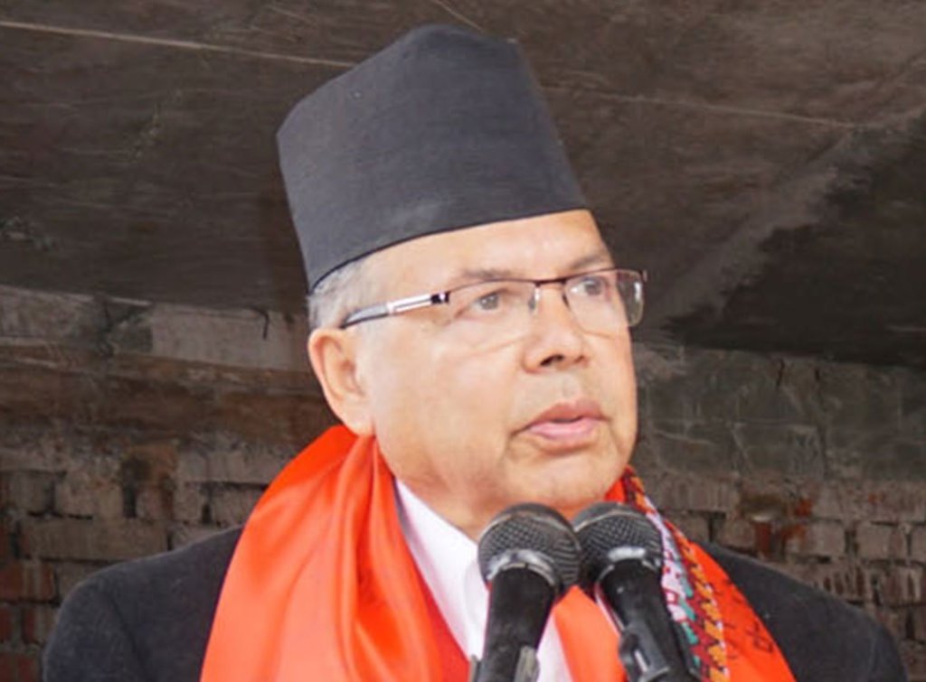 पूर्वप्रधानमन्त्री खनालद्वारा इलाम अस्पताललाई पिपिइ वितरण
