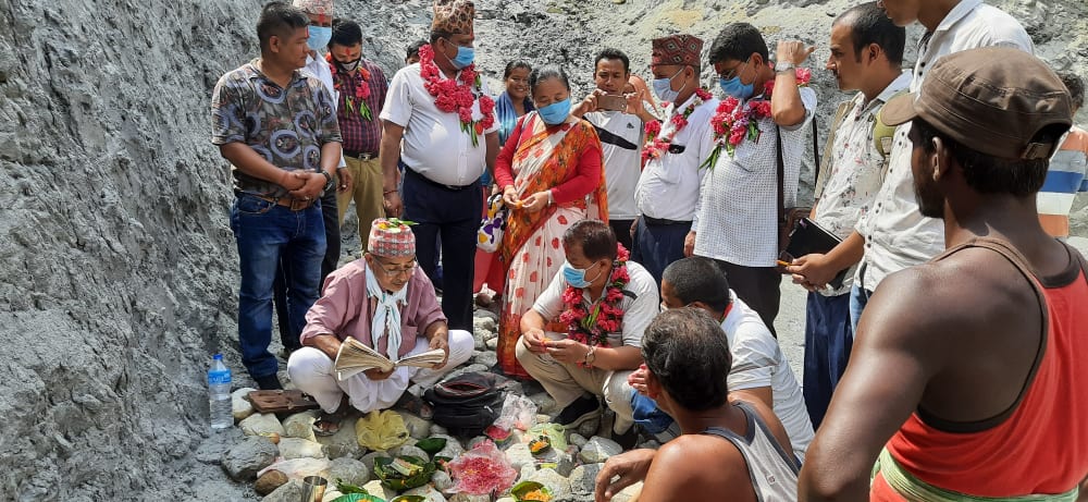 प्रदेश सांसद बुर्जामगरद्वारा बलान खोला पुलको शिलन्यास