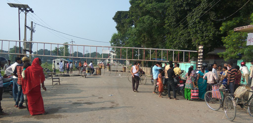 नाका बन्द हुँदा नेपाली व्यापारी भारतमै रोकिए