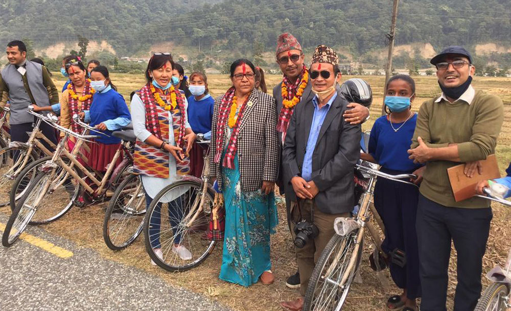 उदयपुरकाे बेलका नगरपालिकाद्वारा छात्रालाई साइकल वितरण
