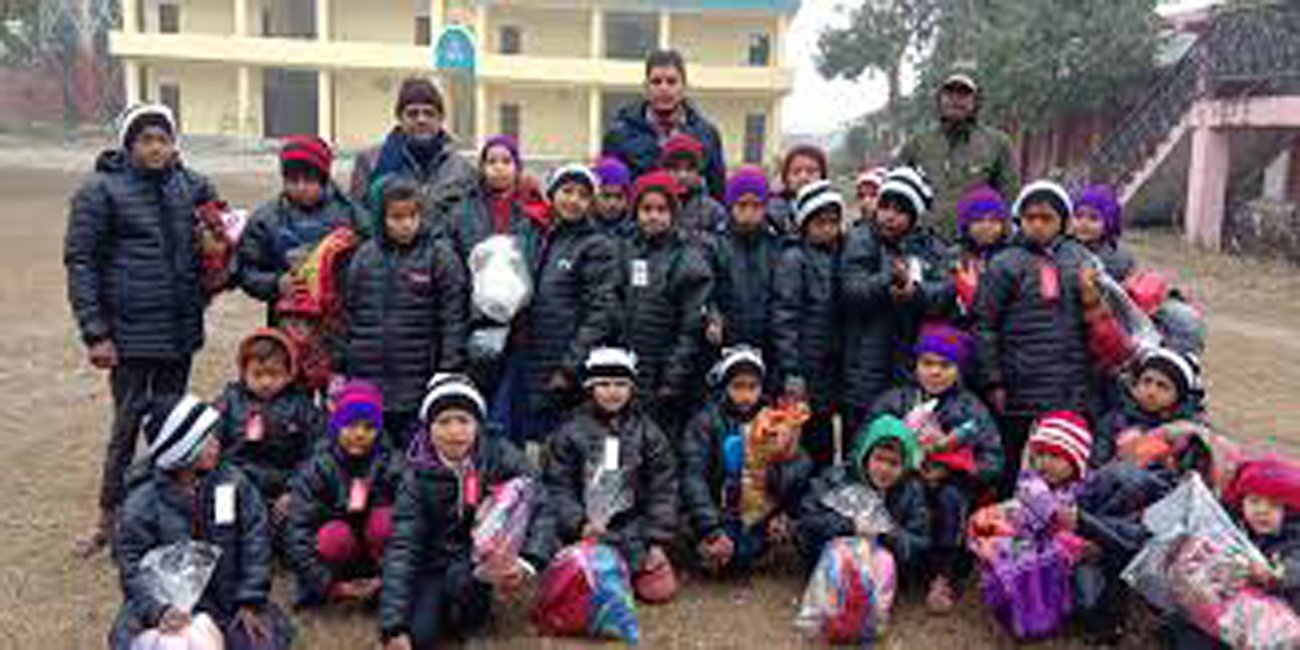 विद्यार्थीलाई ज्याकेट र जुत्ता वितरण 