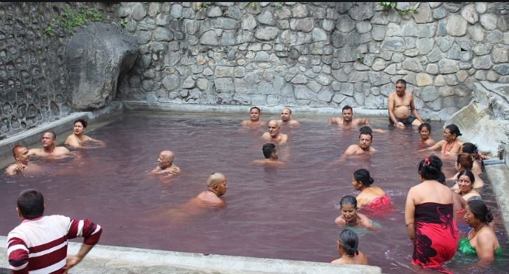 तातोपानी कुण्डमा स्थानीयवासीको घुइँचो