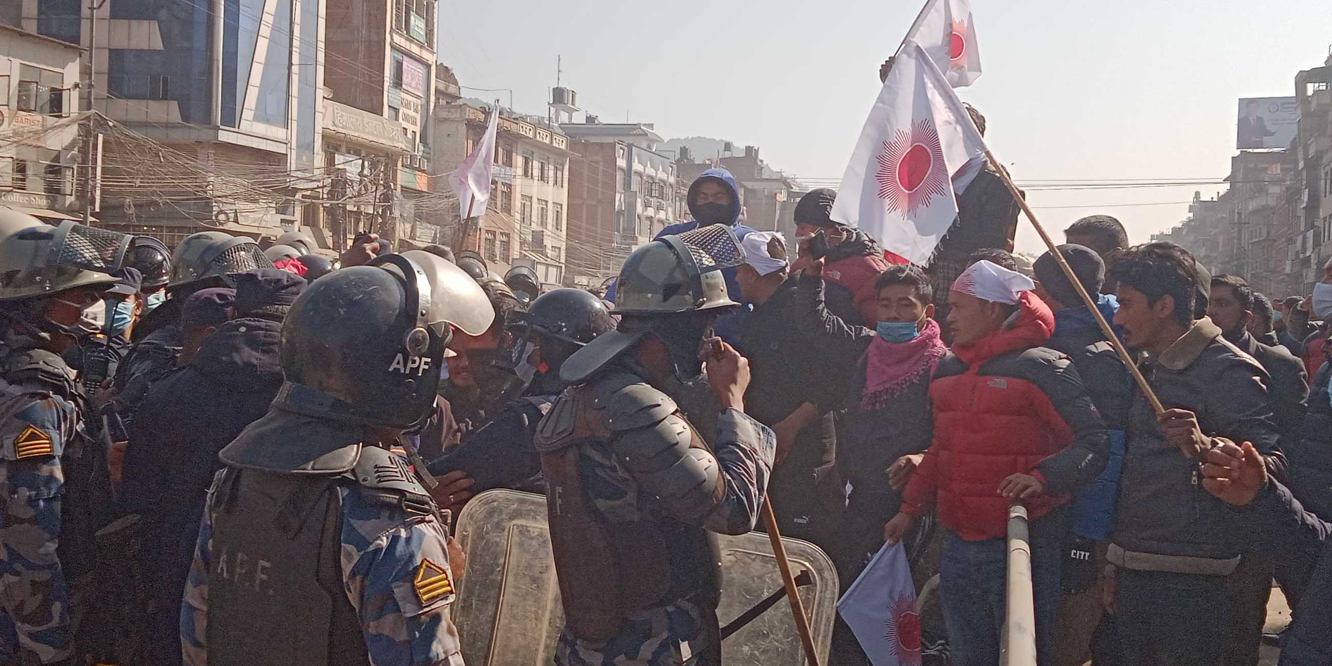 काभ्रेमा आन्दोलनकारीमाथि प्रहरी दमन, आधा दर्जन बढी पक्राउ