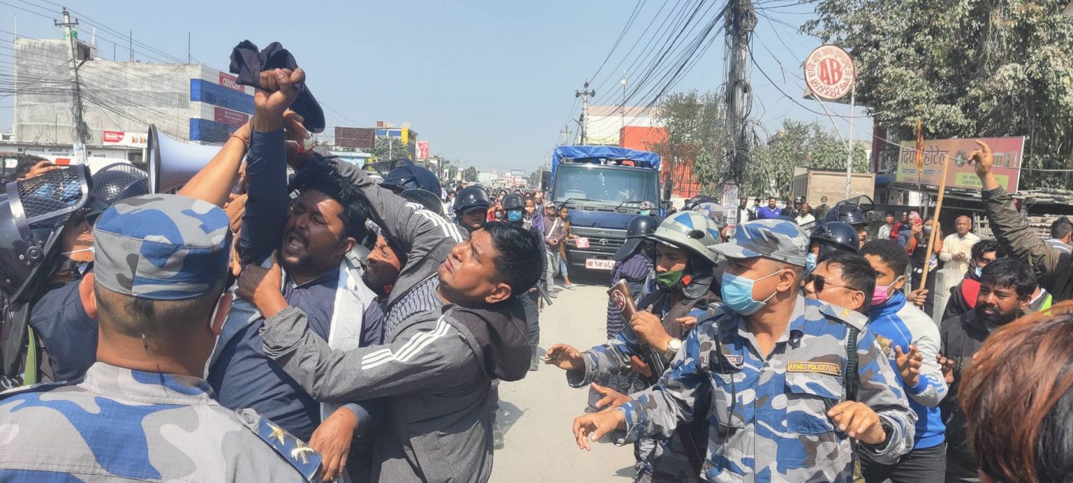 प्रहरीले हस्तक्षेप गर्दा पनि प्रधानमन्त्री ओलीलाई विराटनगरमा  प्रतिगमनको विरोध गर्दै कालो झण्डा