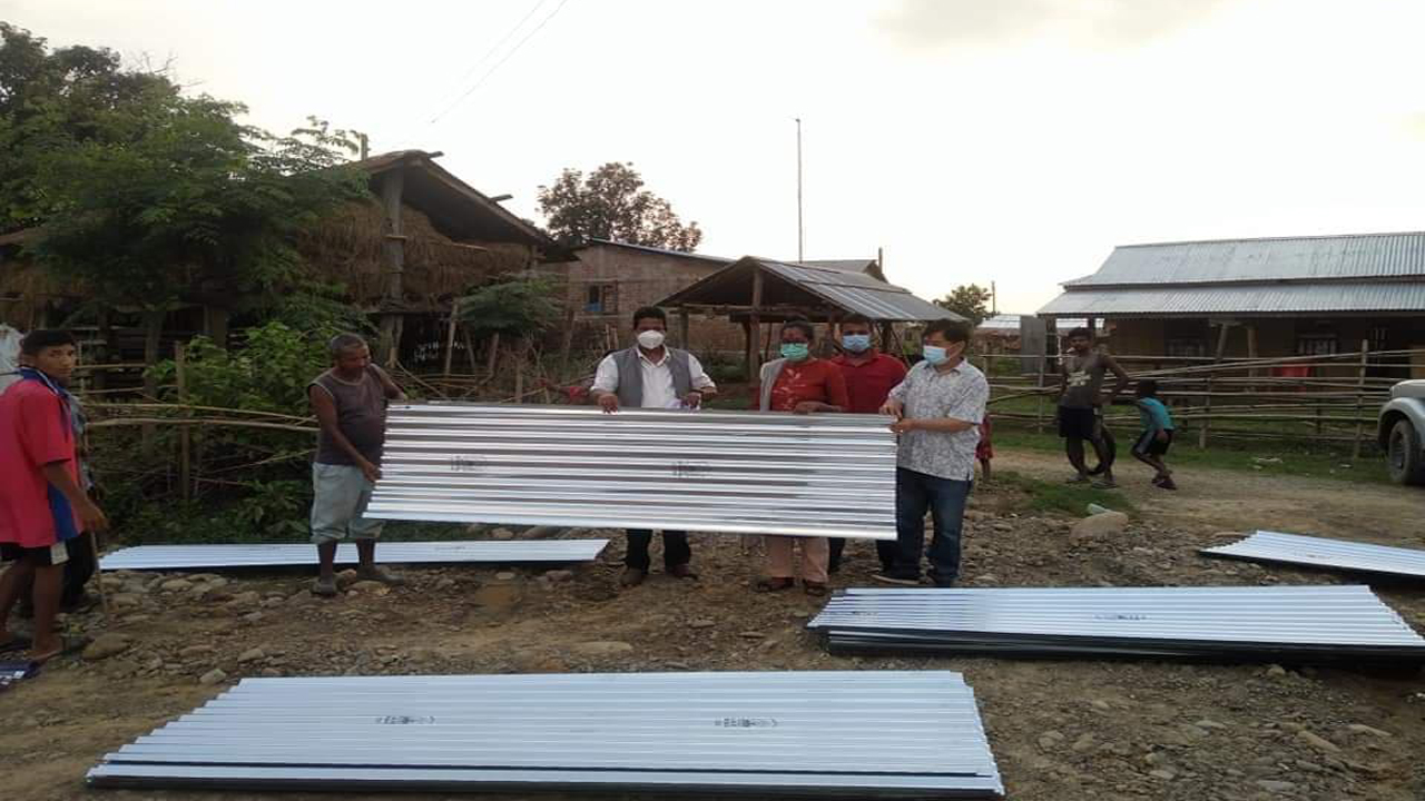 उदयपुरको चौदण्डीगढी नगरपालिकामा हावाहुरी पीडितलाई जस्तापाता वितरण
