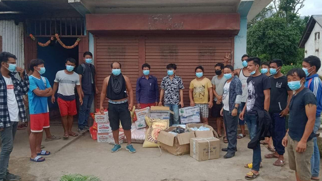 धनकुटामा प्रवासबाट २ लाख २५ हजारको खाद्यान्न तथा स्वास्थ्य सामाग्री सहयोग