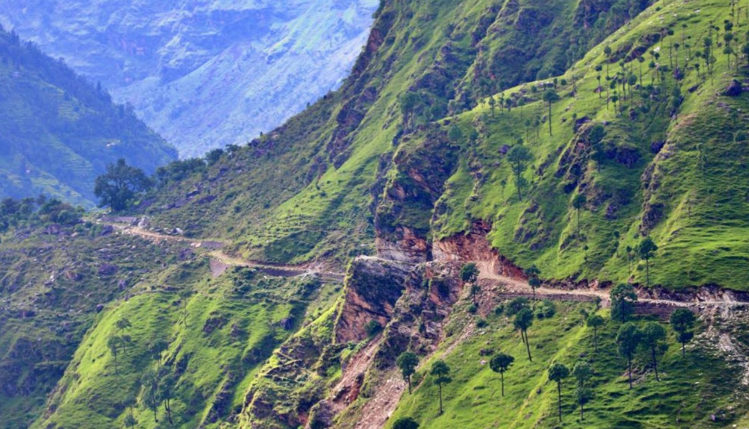 विस्फोटक पदार्थ विस्फोट गर्दा भारतको मात्र नभई नेपालतिरको बाटोसमेत भत्कियो