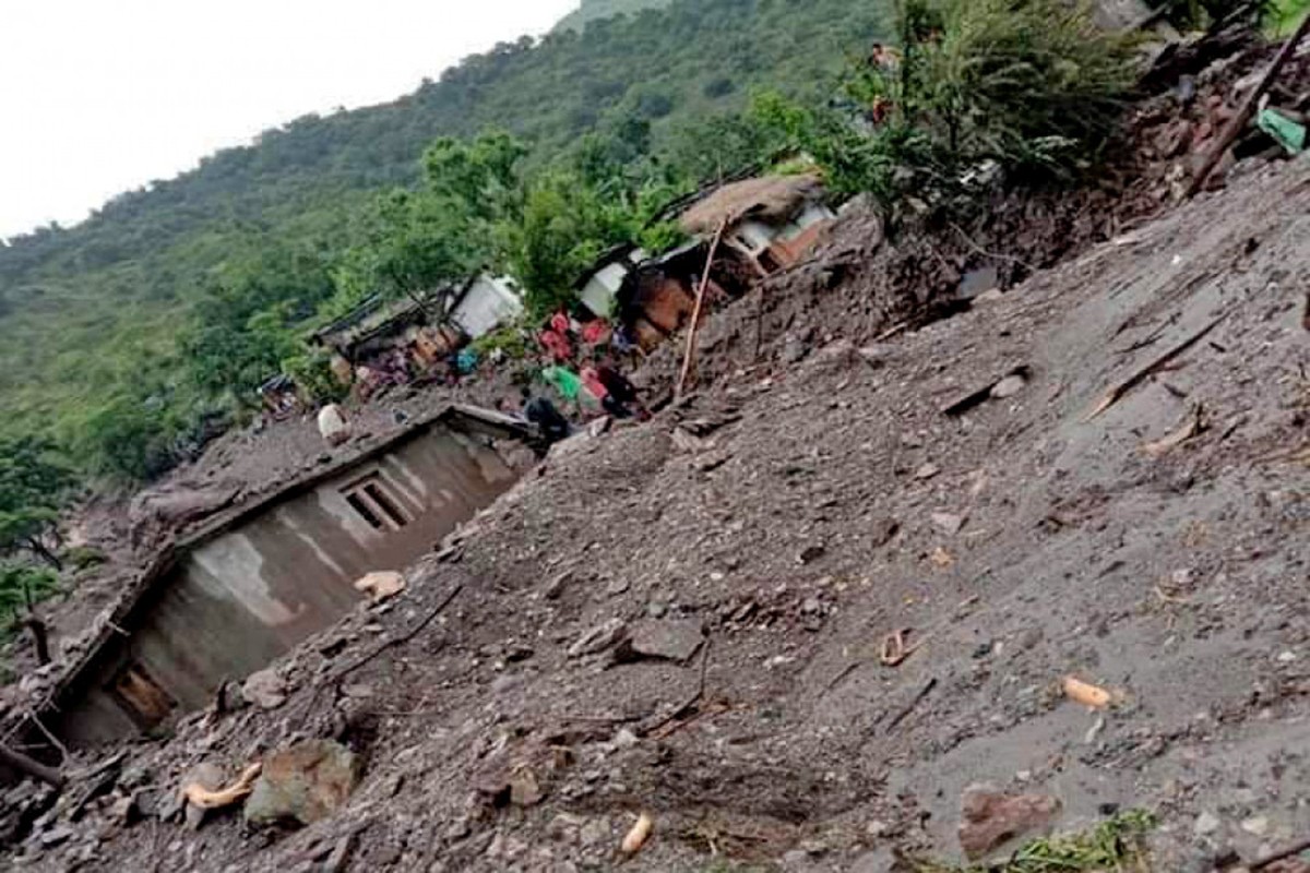 ओखलढुङ्गामा पहिराेले आठ घर विस्थापित