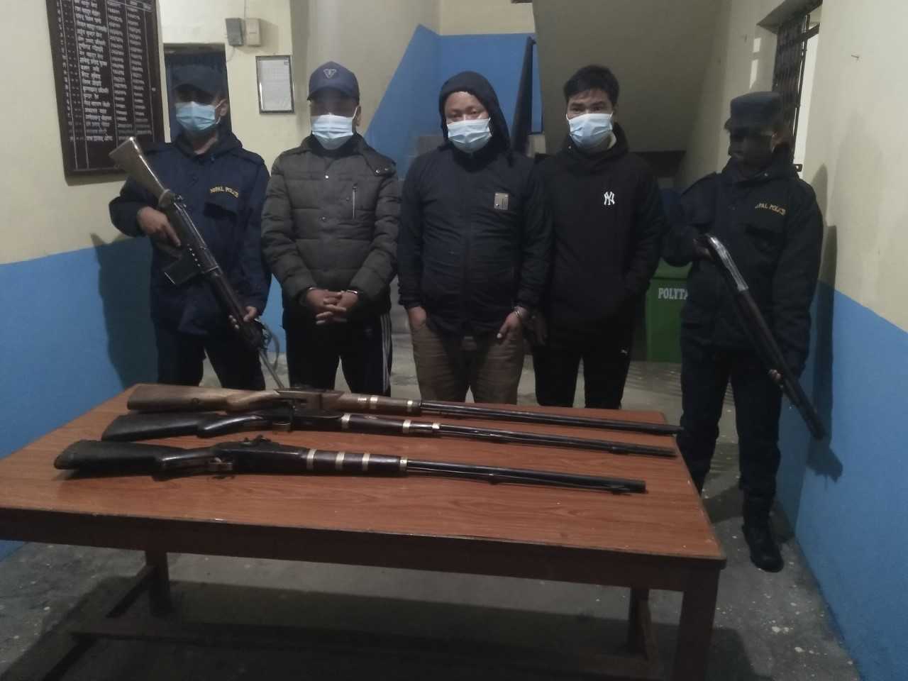 खाेटाङमा भरुवा बन्दुकसहित वडा सदस्यलगायत तीन  पक्राउ
