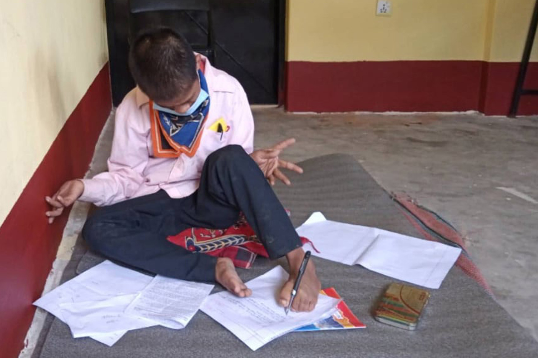  खुट्टाले लेखेर कक्षा ११ को परीक्षामा सामेल हुँदै पाल्पाका ‘याम’