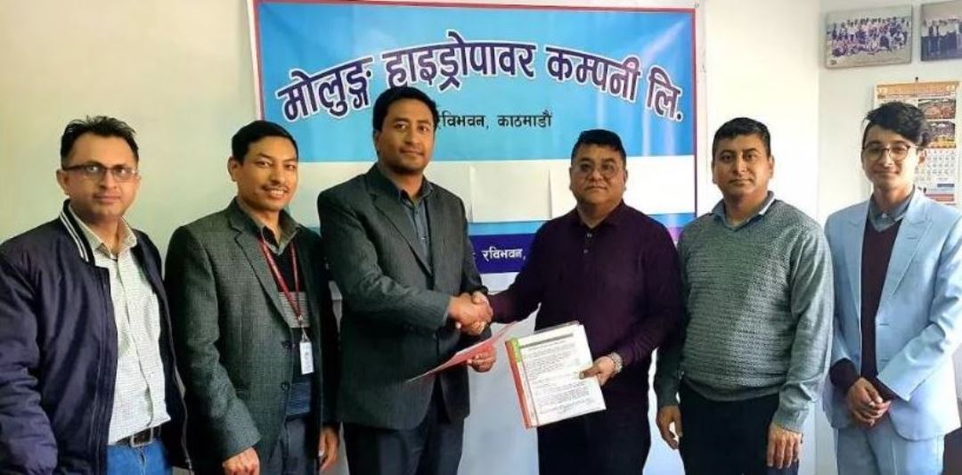ओखलढुङ्गामा स्थानीयवासीलाई शेयर बाँड्दै मोलुङ हाइड्रो