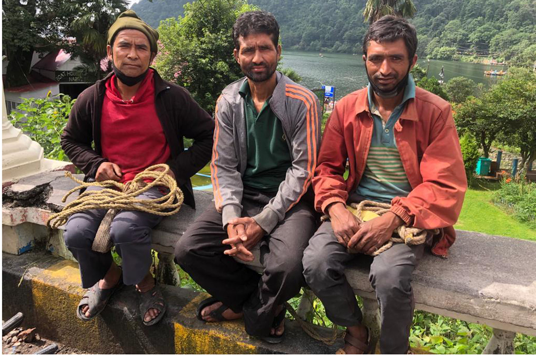 भारतकाे नैनीतालमा भारी बोकेर जीवन चलाउने नेपाली मजदुर