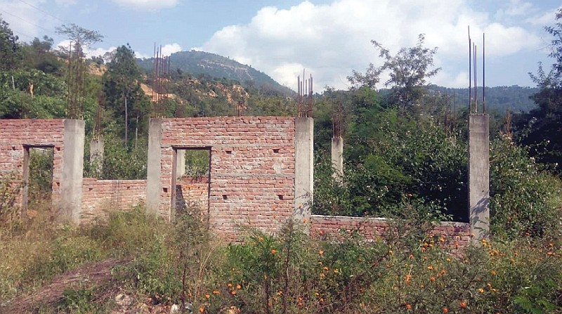 झापामा सात वर्षमा पनि बनेन विद्यालय भवन