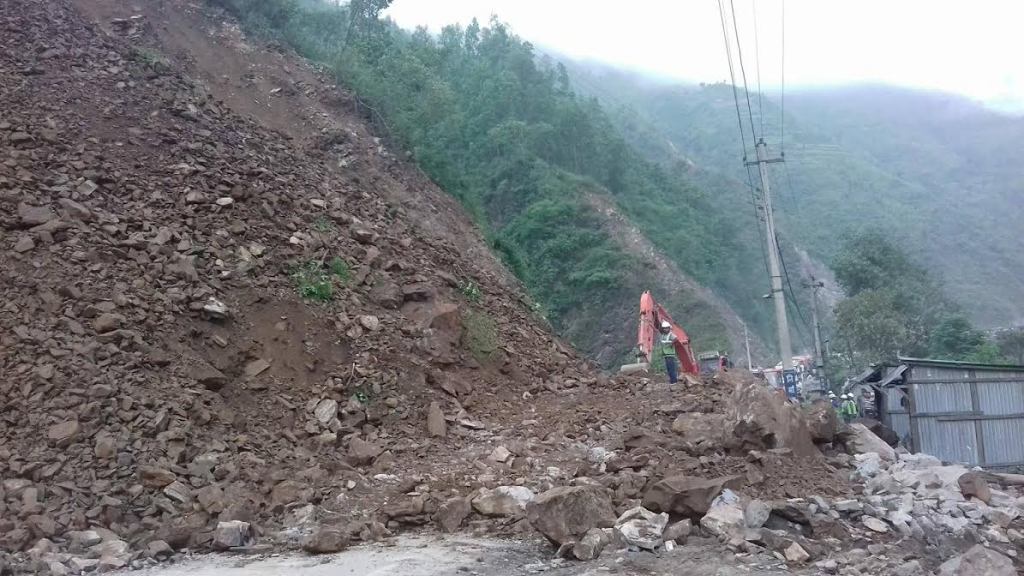 देशभरका बाढी पहिराेले अवरुद्ध १२ सडक अझै खुलेनन्