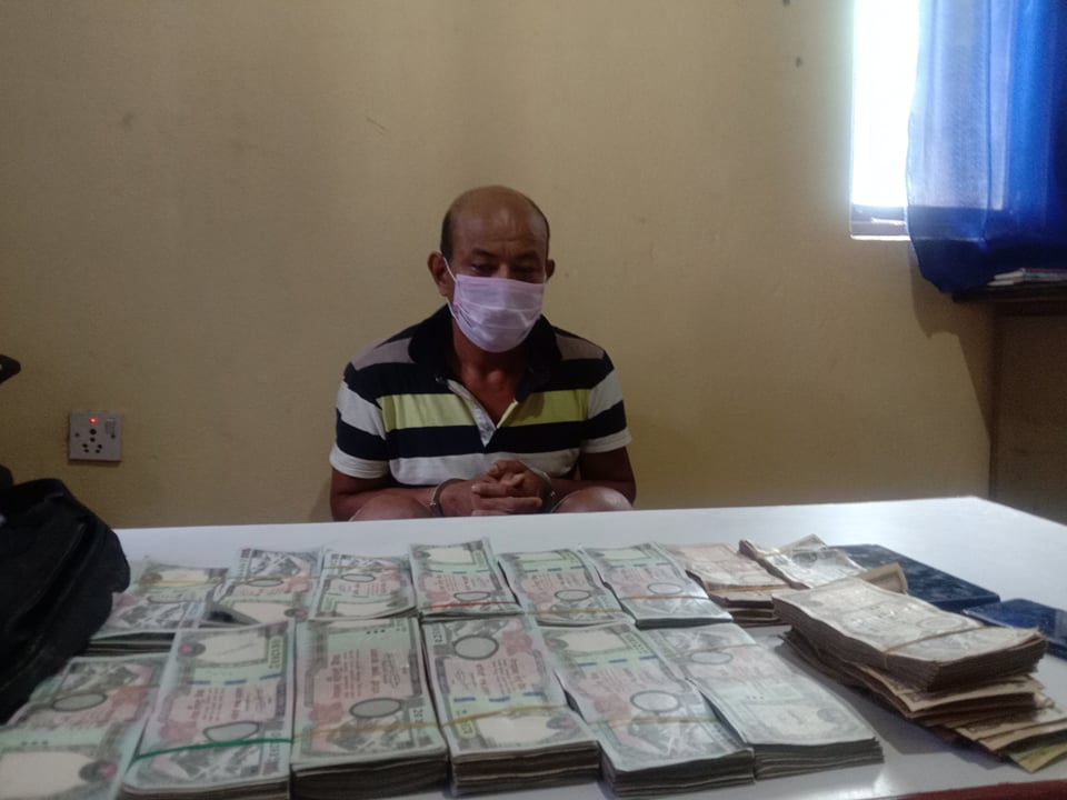 ढुंगा प्रहार गरी झण्डै १४ लाख लुट्ने पक्राउ