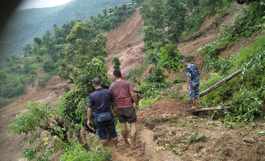 गुल्मीमा पहिरोले घर पुरिँदा एकै परिवारका तीन दिदीबहिनीकाे मृत्यु