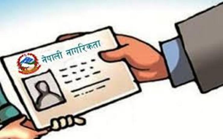 खाेटाङमा अशक्त नागरिकलाई घरमै नागरिकता वितरण