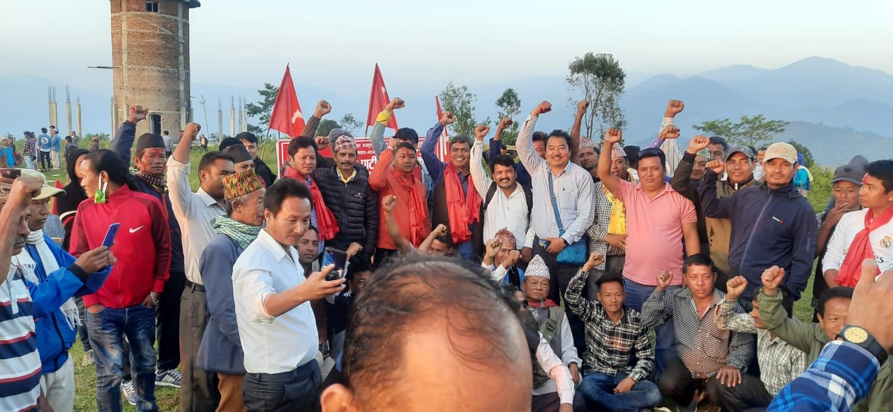 कांग्रेस एमाले परित्याग गरी उदयपुरगढीमा माओवादी केन्द्रमा प्रवेश गर्नेको लर्को