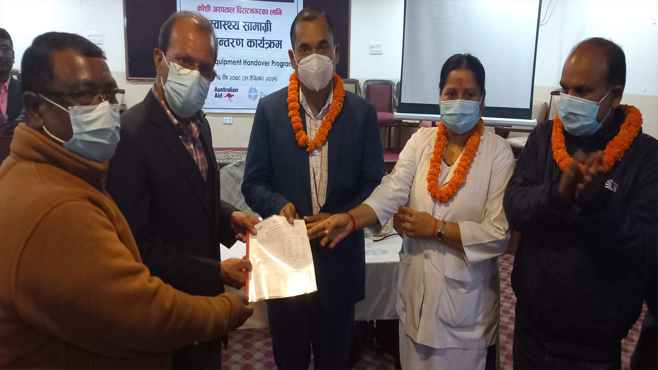 कोशी अस्पतालाई भेण्टिलेटर सहित ४२ लाख ७४ हजारको स्वास्थ्यसमाग्री निशुल्क प्रदान