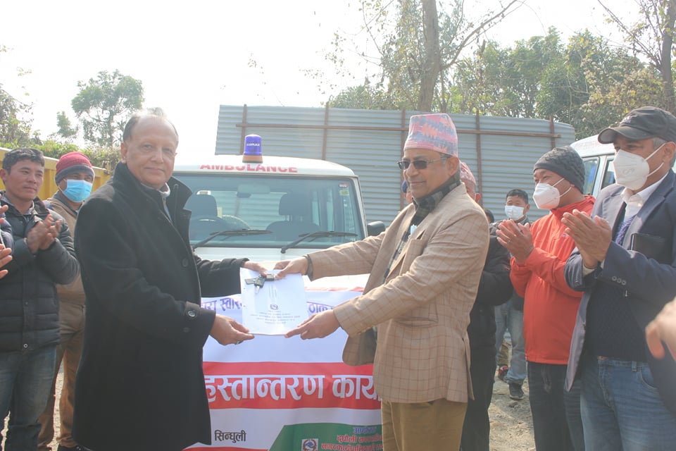 मारुती सिमेन्टद्वारा दुधौली नगरपालिका १४ लाई एम्बुलेन्स प्रदान