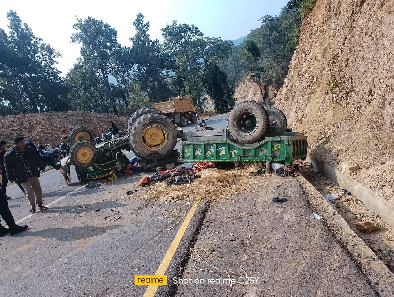 उदयपुरमा जन्ती बोकेको ट्याक्टर दुर्घटना हुँदा एकको मृत्यु, १९ घाईते