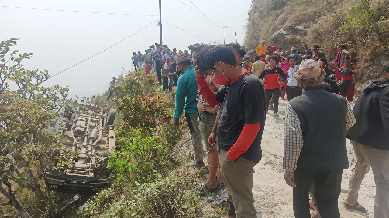 उदयपुरमा दुई सवारी दुर्घटनाः एकको मृत्यु १६ घाइते
