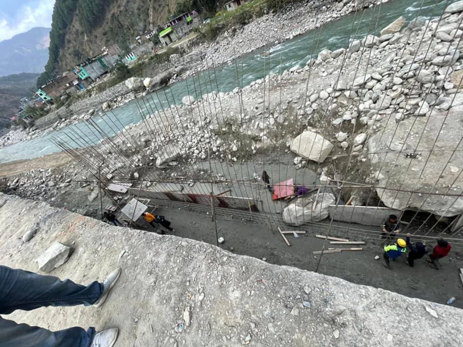 म्याग्दीको सदरमुकाम बेनीस्थित कालीगण्डकी नदी किनारमा कटान राेक्ने काम सुरु
