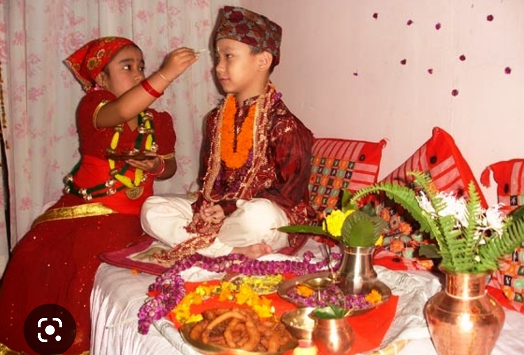 तिहारको मुख्य दिन आज: दाजुभाइले दिदीबहिनीबाट टीका ग्रहण गर्दै