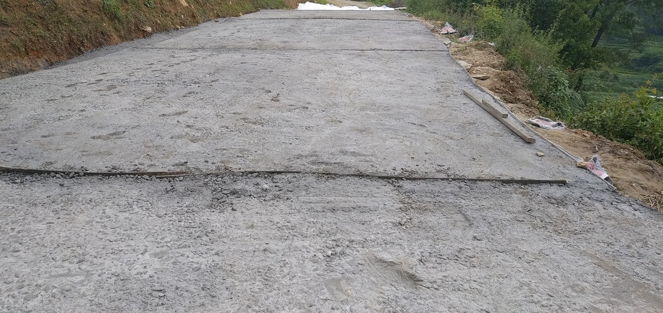 निर्वाचन कार्यालय खाेटाङअगाडिको सडकमा ढलानको काम तीव्र 