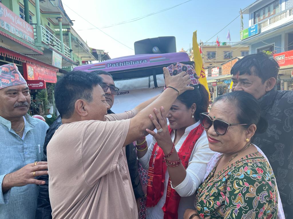 देशको शिर उच्च बनाउनु भन्दै मतदाताले लगाइदिए रेखाको शिरमा ढाका टोपी
