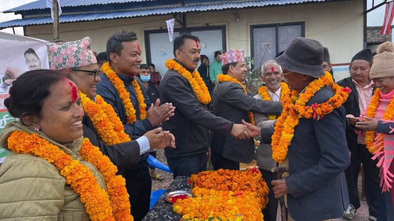 एमाले दाङमा पहिरो, बंगलाचुलीका १ सयभन्दा बढी नेता-कार्यकर्ताले छाडे पार्टी