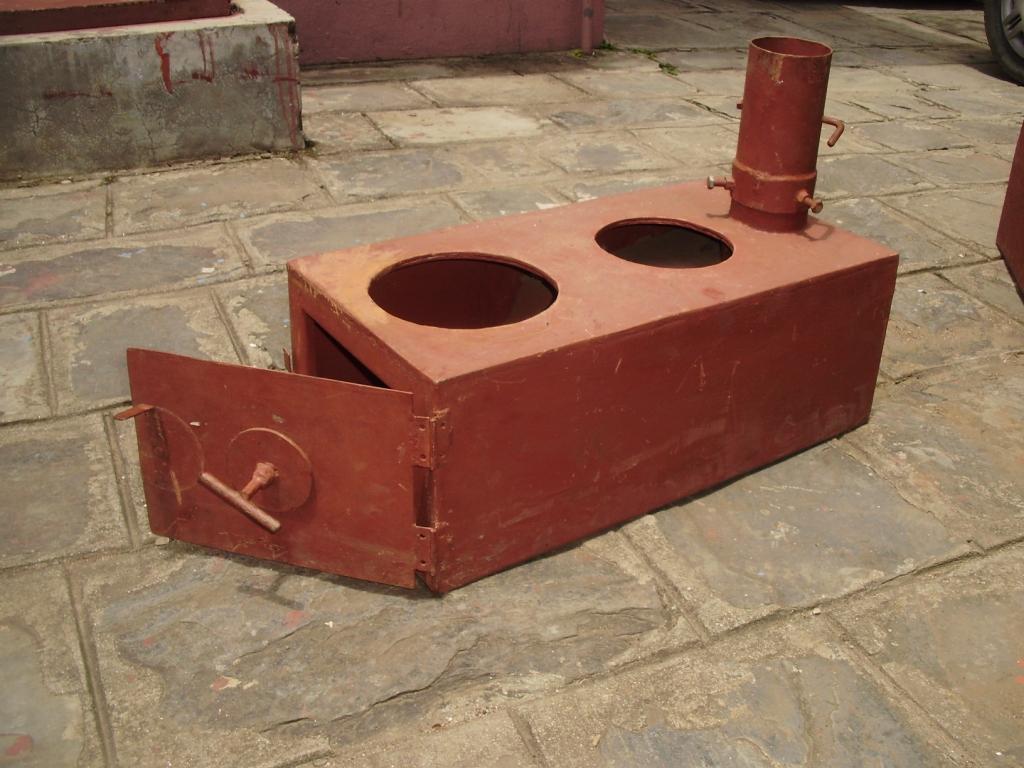 केरुङवासीलाई सुधारिएको फलामे चुलो