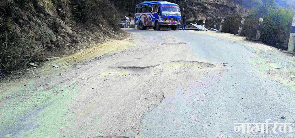 जयराम-हलेसी सडकमा खाल्डाखुल्डी धेरै हुँदा समस्या