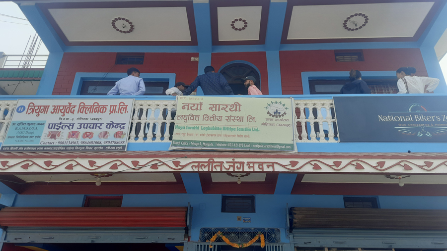 उदयपुरमा नेकपा बहुमतले लघुवित वित्तिय संस्थामा लगाएको ताला प्रहरीले खाेल्याे
