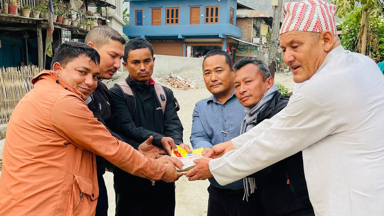 राैतामाईमा अग्नी पीडितलाई आर्थिक सहयाेग