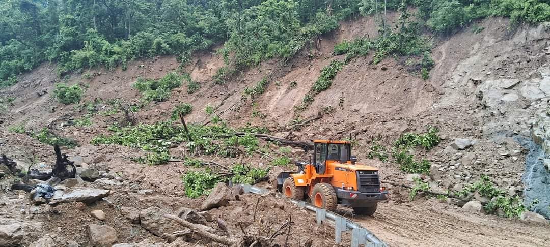 पहिरोको खसेको कारण मदन भण्डारीलोकमार्ग अवरुद्ध
